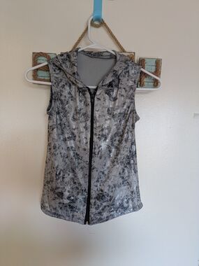 Sleeveless Hooded Zip Front Women's Top - Gray Marble Print